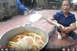 Bà Tân Vlog nấu lẩu Thái siêu cay khổng lồ mừng chiến thắng đội tuyển