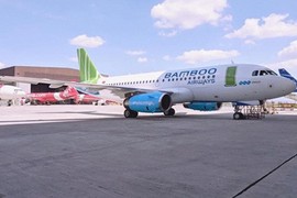 'Táy máy' mở cửa thoát hiểm trên máy bay, khách Bamboo Airways có thể bị phạt thế nào?