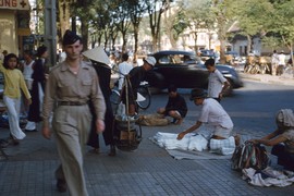 Loạt ảnh cực sống động về vỉa hè Sài Gòn năm 1954