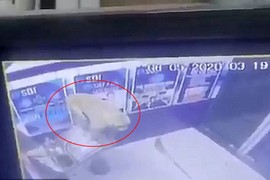 Cây ATM bị phá tung, kiểm tra camera an ninh phát hiện thủ phạm khó ngờ