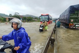 Quảng Trị, Thừa Thiên-Huế: Lũ đang lên, nhiều người mất tích