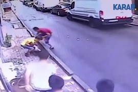 Video: Chàng trai dùng tay không ôm gọn bé gái rơi khỏi tầng 2 