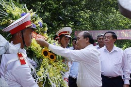 Chủ tịch nước dâng hương tại Đền thờ các Anh hùng liệt sĩ đường 20 Quyết thắng