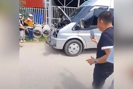 Video: Hú vía rắn hổ chúa kịch độc chui trong hốc đèn ôtô