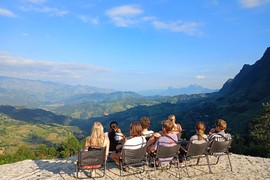 Check-in quán cà phê ‘ngắm trọn’ núi rừng Hà Giang, nườm nượp khách Tây