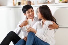 Yêu bạn trai kém 7 tuổi, tôi khó chịu khi anh hay nói điều này