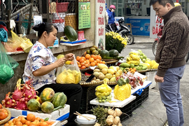 Thị trường Tết: Khách thử quần áo cả tiếng chưa mua; hoa tươi đắt hàng