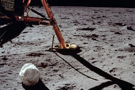 Bí mật bên trong chiếc túi Neil Armstrong để lại Mặt Trăng 