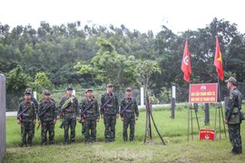 Xem bộ đội trinh sát luồn qua hàng rào gai rèn 'tinh thần thép'