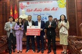 Chủ tịch Hội đồng Dân tộc Quốc hội tặng quà Tết người dân Đắk Lắk 