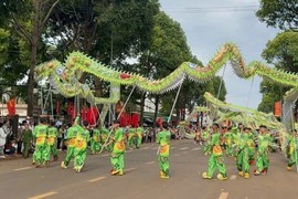 Mãn nhãn với con rồng dài 120m uốn lượn trên đường phố Đắk Lắk