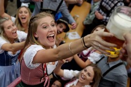 Hình ảnh những mỹ nữ khoe sắc tại lễ hội bia Oktoberfest