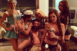 Xem vua bài Dan Bilzerian vung tiền... chơi gái, tậu xe