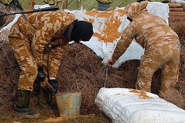 Lính Ukraine hối hả đào công sự gần biên giới Crimea