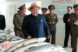 Lãnh đạo Kim Jong-un thích thú trại nuôi cá hồi