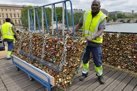 Cảnh dỡ bỏ hàng nghìn chiếc khóa trên “cầu tình yêu” Paris