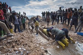 Bên trong mỏ khai thác kim loại quý ở châu Phi