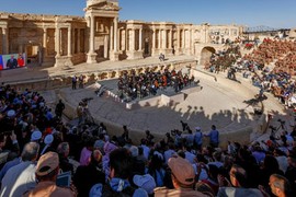 Quân đội Nga - Syria chăm chú nghe nhạc ở thành cổ Palmyra