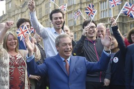 Thủ lĩnh ủng hộ Brexit Nigel Farage mới từ chức qua ảnh