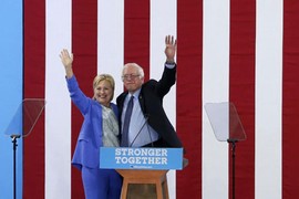 Ứng viên Bernie Sanders tuyên bố ủng hộ bà Hillary Clinton