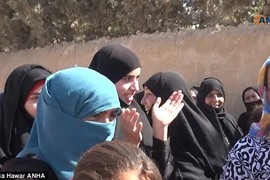 Phụ nữ Syria ăn mừng chiến thắng ở Manbij qua ảnh