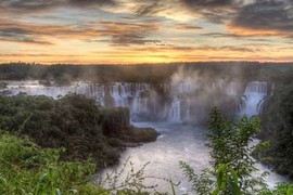 Kinh ngạc vẻ kỳ vĩ của thác nước Iguazu