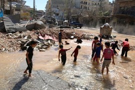 Ảnh: Trẻ em Syria nô đùa giữa vùng chiến sự