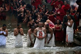 Ảnh độc về lễ hội tắm thánh Swasthani Brata Katha ở Nepal