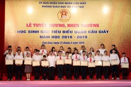 Vụ trao phần thưởng bên trong là giấy: Chỉ là biện pháp bảo vệ học sinh