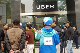 Tài xế kéo đến văn phòng Uber ở Hà Nội, hãng khóa cửa