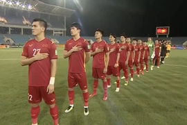 Video:  Quốc ca Việt Nam bị tắt tiếng “vì lý do bản quyền” ở AFF Cup