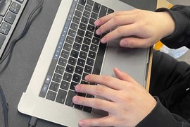 Video: Nở rộ trào lưu “tháo bỏ màn hình Macbook”