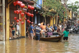 Video: Hội An chìm trong biển nước, du khách di chuyển bằng ghe thuyền