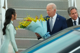 Chân dung nữ sinh tặng hoa cho Tổng thống Mỹ Joe Biden