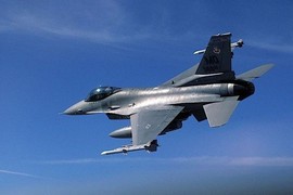 Tốc độ tối đa của tiêm kích F-16 khác xa so với “quảng cáo“