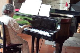 Choáng ngợp với video cụ bà 85 chơi piano quá điêu luyện