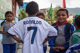 Nạn nhân nhí động đất Nepal ngạc nhiên nhận quà của Ronaldo