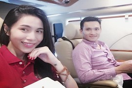 Vợ chồng Công Vinh khoe ngồi siêu xe đi đón con gây sốt