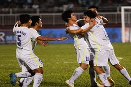 Thắng U21 VN trên chấm 11m, U21 HAGL vào đá chung kết