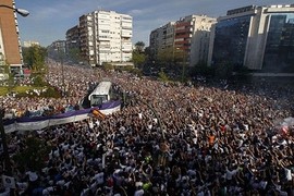 Biển người lao ra đường mừng Real Madrid vào chung kết C1