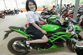 Hot girl niềng răng cưỡi “quái thú” đến trường gây sốt