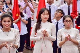 "Hot girl chào cờ" làm lu mờ hot boy cầm cờ là ai?