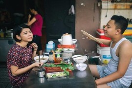 Tiện đi ăn sáng, cặp đôi bá đạo chụp luôn bộ ảnh cưới