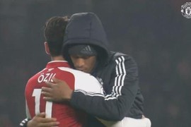 Ozil khiến fan Arsenal phẫn nộ khi chúc mừng M.U thắng trận