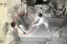 Video: Trâu 'điên' lùa người đi đường, đại náo tiệm vàng 