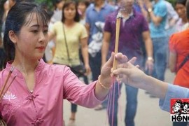 Bóng hồng đội mưa dâng hương Giỗ Tổ Hùng Vương