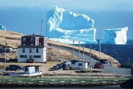 “Độc lạ” tảng băng khổng lồ mắc cạn cạnh thị trấn Canada 