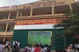 Ngôi trường bá đạo lắp màn hình để học sinh cổ vũ Olympic Việt Nam