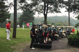 Xe điện nối đuôi nhau chở khách vào sân golf: Lãnh đạo huyện Tam Đảo nói gì?