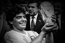 "Cậu bé vàng" Diego Maradona qua đời ở tuổi 60